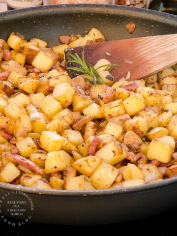 GOLDEN CUBED HASH BROWNS WITH ONIONS PEPPERS AND BACON - perfect start to any breakfast #hashbrowns #breakfast #cleaneating #happilyunprocessed