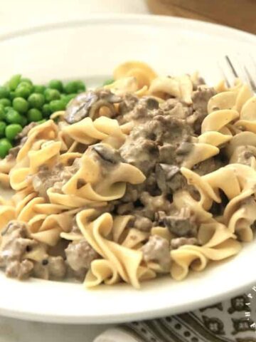 GROUND BEEF STROGANOFF - easy weeknight dinner with ground beef, egg noodles in one skillet #groundbeef #stroganoff #weeknightdinner #happilyunprocessed