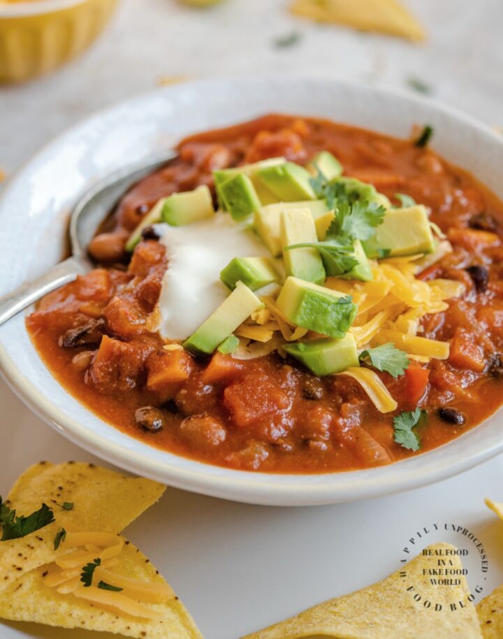 SWEET POTATO and BLACK BEAN CHILI - A delicious vegetarian chili for a fall or winter day #sweetpotato #beans #chili #fall #cleaneating #happilyunprocessed