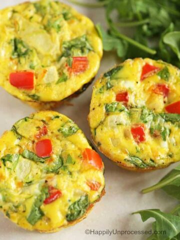 BREAKFAST EGG MUFFINS - a simple mixture of eggs, almond milk and your favorite veggies bakced in muffin tins for easy transport #egg #breakfast #mornings #cleaneating #happilyunprocessed
