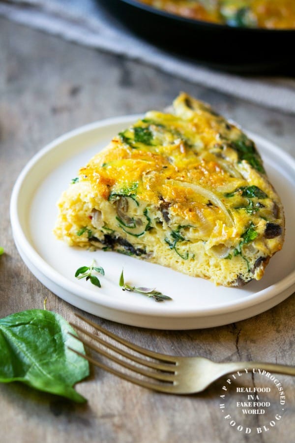 Easy egg frittata with caramelized onions, mushrooms, baby spinach and gruyere cheese #frittat #egg #breakfast #healthy #cleaneating #glutenfree #happilyunprocessed
