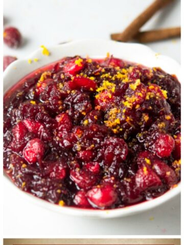 THE EASIEST HOMEMADE CRANBERRY SAUCE with fresh cranberries, orange juice, a little sugar and a cinnamon stick #cranberrysauce #thanksgiving #thanksgivingsides