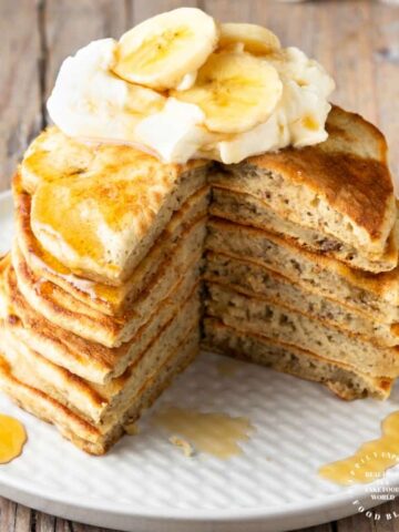 4 Ingredient Banana Pancakes - get a healthy start to the day with these banana pancakes #banana #pancakes #breakfast #healthy #happilyunprocessed