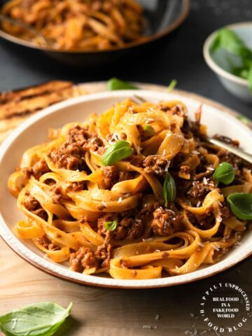CLASSIC BOLOGNESE SAUCE - An Italian Sunday dinner classic #bolognese #italian #pasta #happilyunprocessed