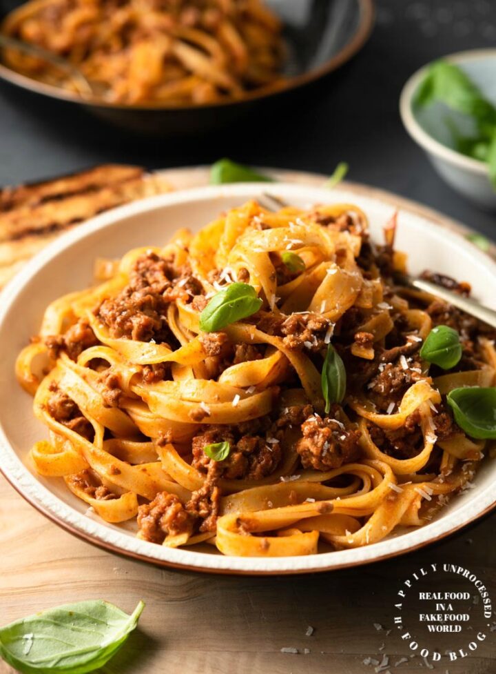 CLASSIC BOLOGNESE SAUCE - An Italian Sunday dinner classic #bolognese #italian #pasta #happilyunprocessed