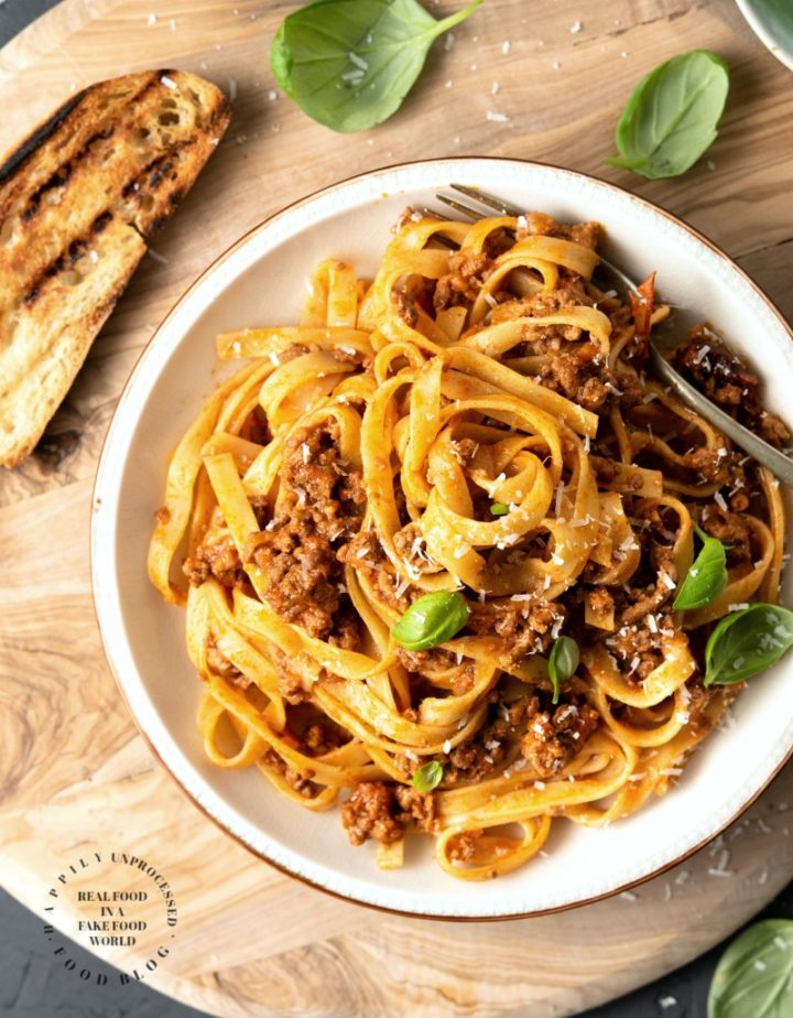 CLASSIC BOLOGNESE SAUCE - An Italian Sunday dinner classic #bolognese #italian #pasta #happilyunprocessed