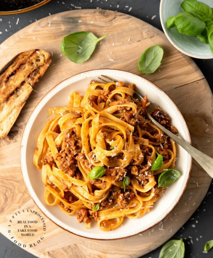 CLASSIC BOLOGNESE SAUCE - An Italian Sunday dinner classic #bolognese #italian #pasta #happilyunprocessed