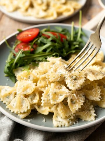 CREAMY GARLIC AND HERB BOWTIE PASTA - A side dish that is ready in minutes full of garlic and herbs in a cream sauce