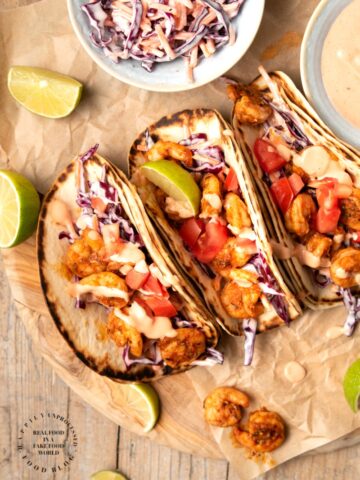 BLACKENED SPICY SHRIMP TACOS W/ SLAW AND SRIRACHA SAUCE - a healthy twist to Taco Tuesdays #shrimptacos #healthy #weeknight dinner #happilyunprocessed