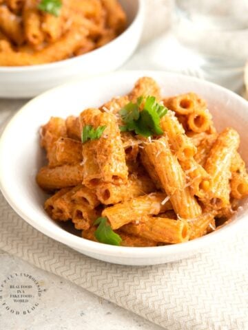 RIGATONI w SUNDRIED TOMATOES, BASIL and MASCARPONE - perfect weeknight meal so full of flavor and big rigatoni noodles so the sauce can get all up inside #pasta #sauce #dinner #healthy #happilyunprocessed