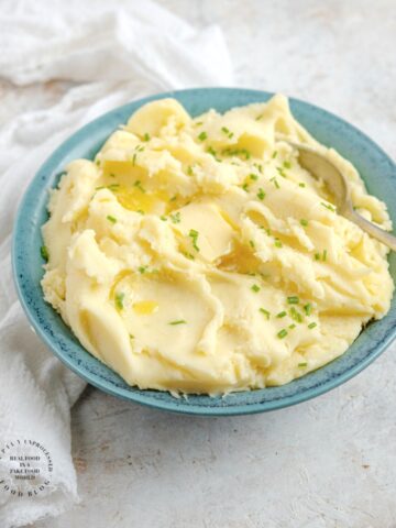 ROASTED GARLIC MASHED POTATOES WITH MASCARPONE CHEESE - The fluffiest, garlicky mashed potatoes with a suprise creaminess from the mascarpone cheese #thanksgiving #mashedpotatoes #potatoes #sidesdish #vegetarian #healthy #happilyunprocessed