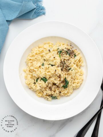 CREAMY ONE POT SPINACH & PARMESAN ORZO - 10 minute side dish, cheesy, creamy and EASY! #orzo #sidedish #10minutesides #easysidedish #happilyunprocessed