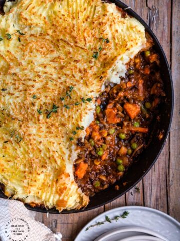 VEGETARIAN SHEPHERDLESS PIE - this hearty and filling dinner has no meat and is packed with fresh veggies, sweet potatoes and green lentils topped with dreamy fluffy mashed potatoes #vegetarian #meatlessmonday #shepherdspie #happilyunprocessed