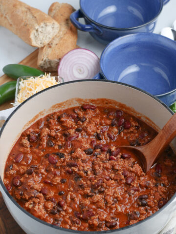 Weeknight Healthy Turkey Chili made in a Dutch oven is a great way to start the New Year off #turkeychili #chilirecipe #happilyunprocessed